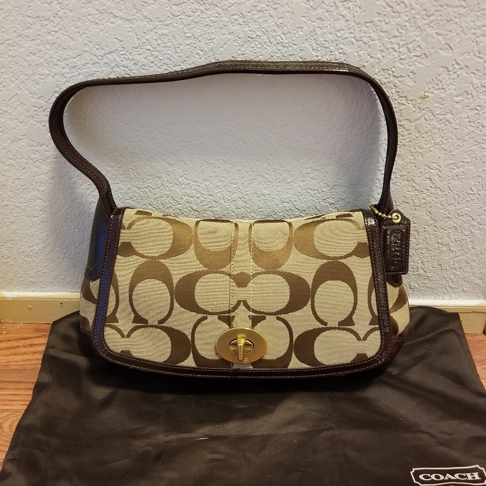 Coach K0794-11602 Signature Classic Shoulder Bag